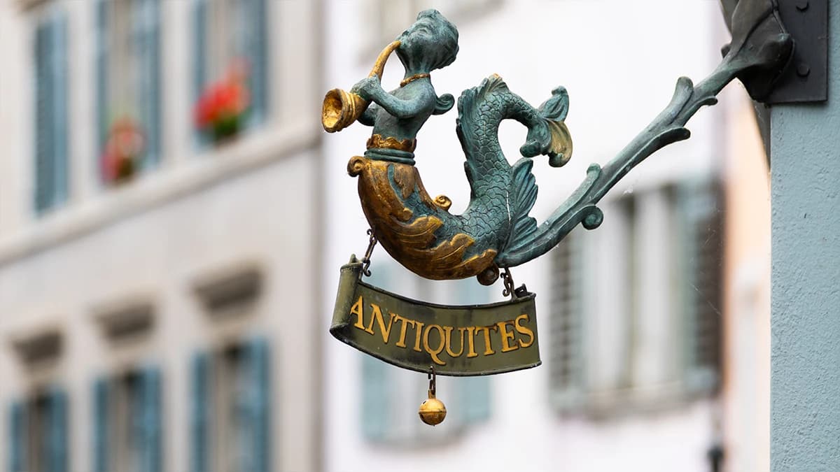 Historsches Schild eines Antiquitäten-Ladens in der Altstadt Zürich.