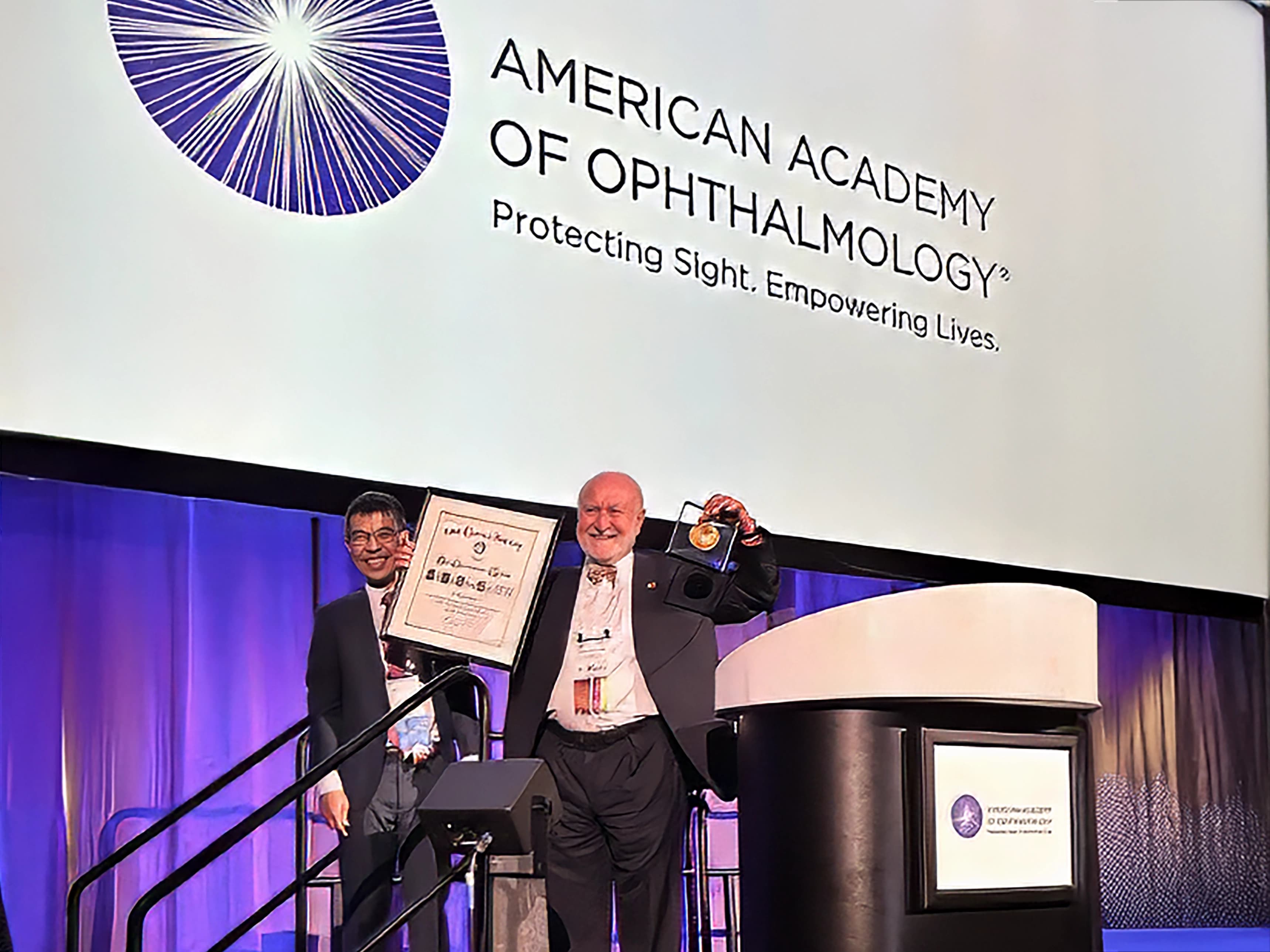 Augenlaser-Pionier & Gründer ﻿Prof. Dr. Dr. Theo Seiler erhält die Castroviejo Medal der American Academy of Ophthalmology (AAO).