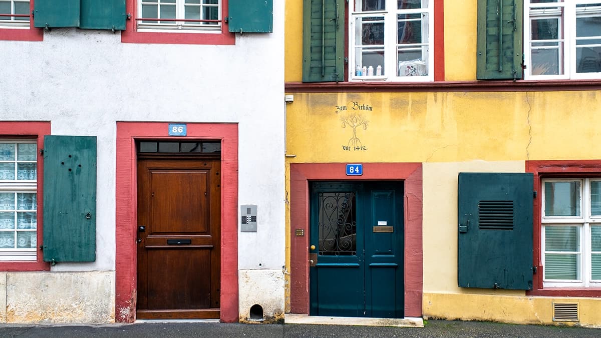 Deine Augen lasern in Basel bei YOUSEE: Häuserfronten in der historischen Altstadt.