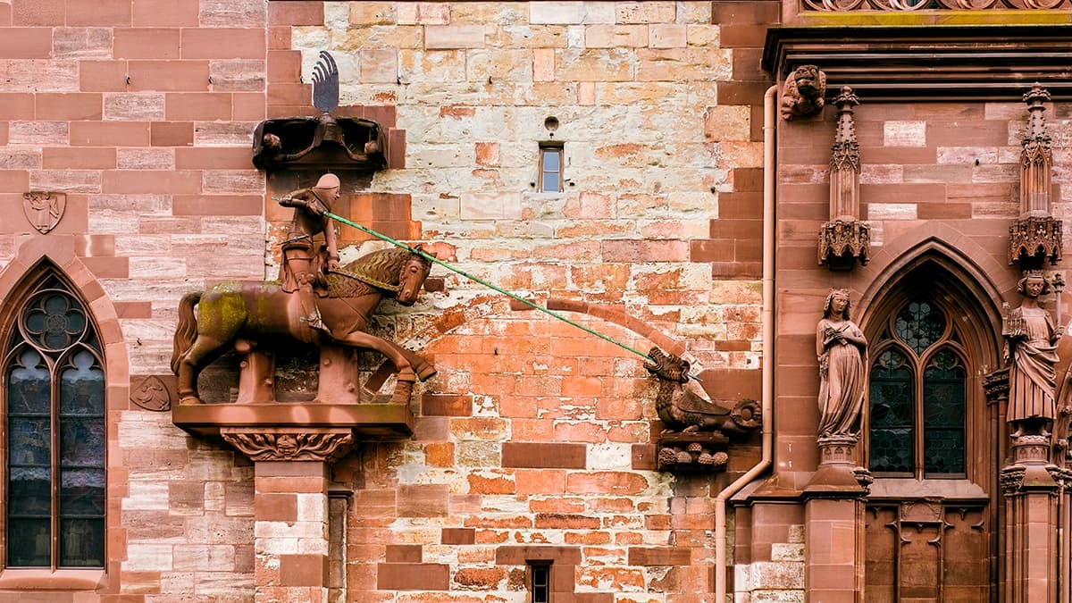 Deine Augen lasern in Basel bei YOUSEE: Details auf der Front vom Münster.