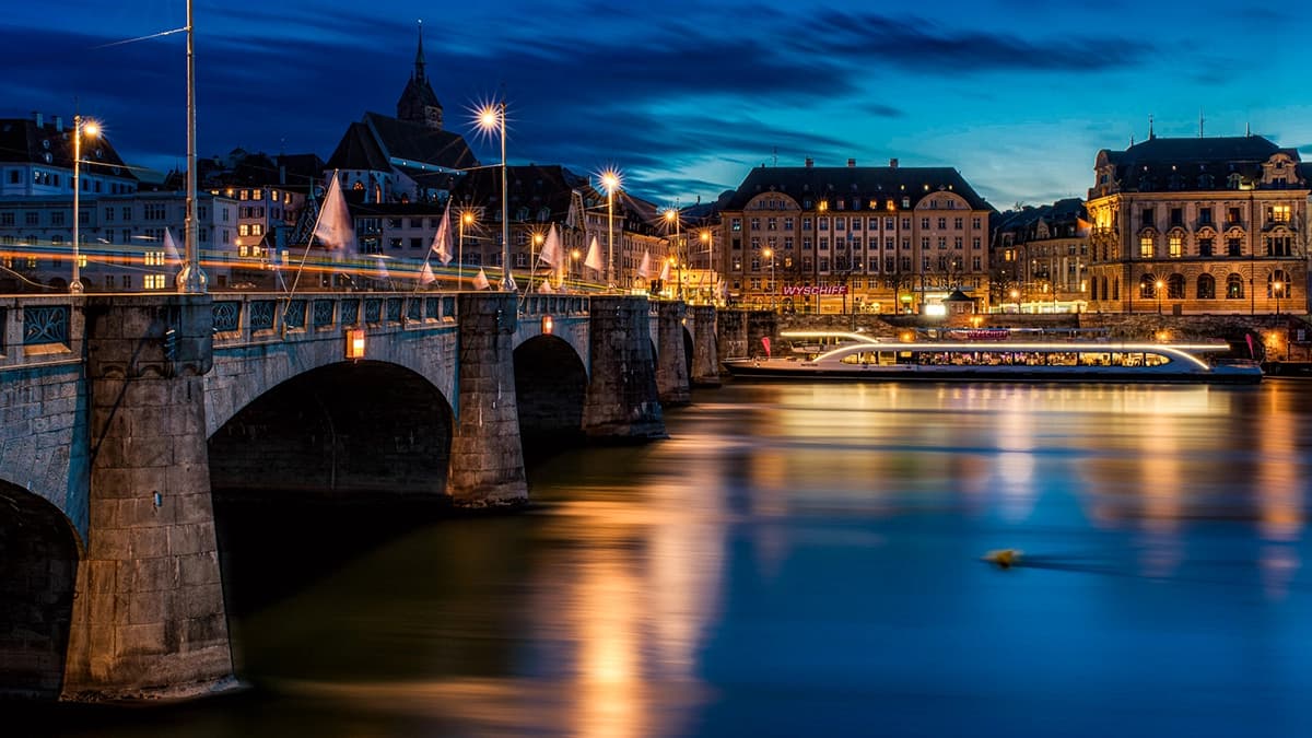 Langzeitbelichtung der Mittleren Brücke in Basel am Abend.