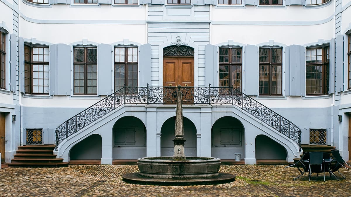 Deine Augen lasern in Basel bei YOUSEE: Hellblauer Innenhof in der Altstadt.