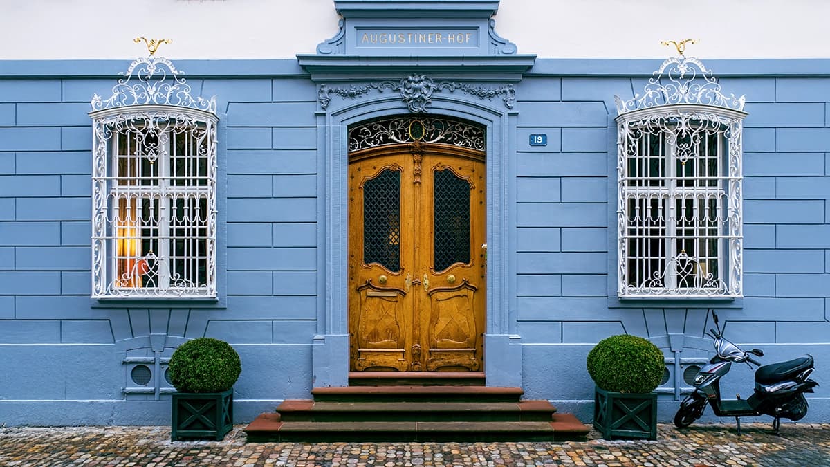 Deine Augen lasern in Basel bei YOUSEE: Ein Tür in der historischen Altstadt von Basel.