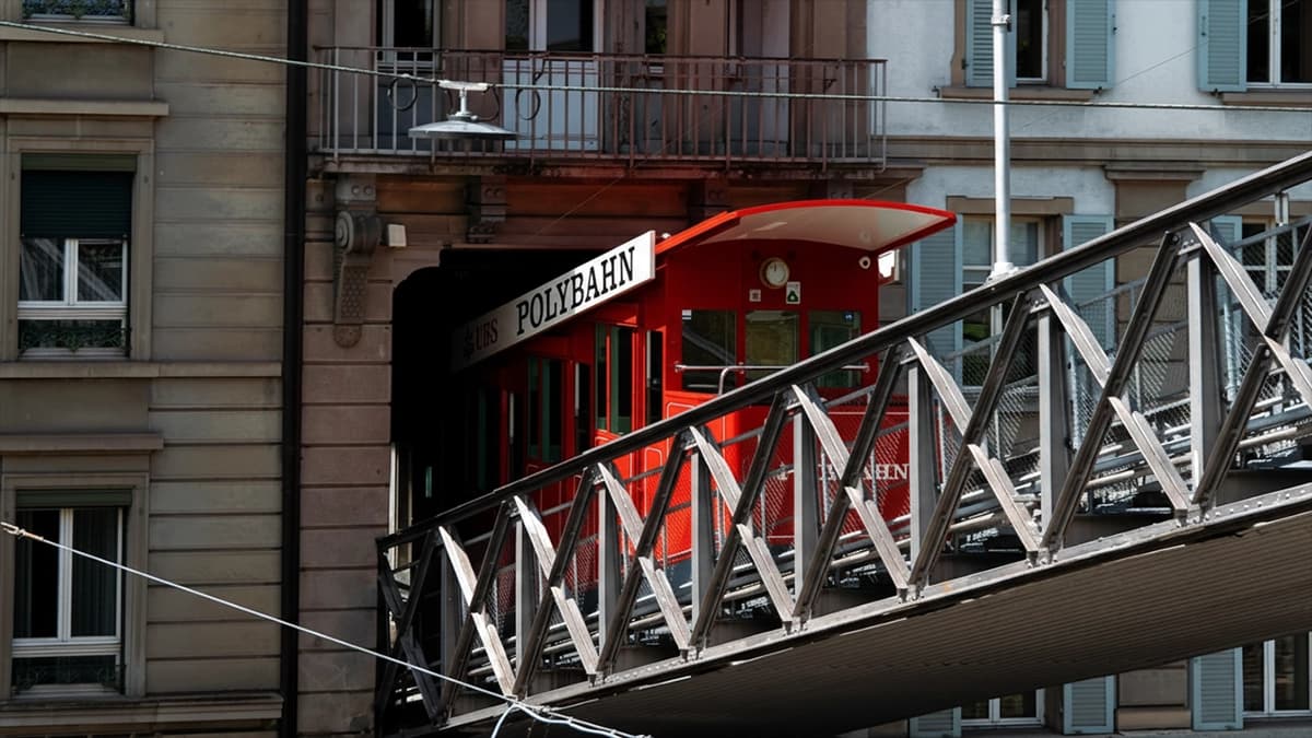 Die Polybahn in Zürich fährt durch ein historisches Haus.