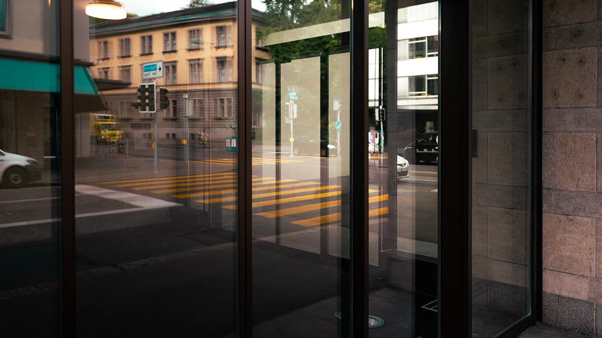 Spiegelung der Straße in einem Hauseingang in der Altstadt Zürich.