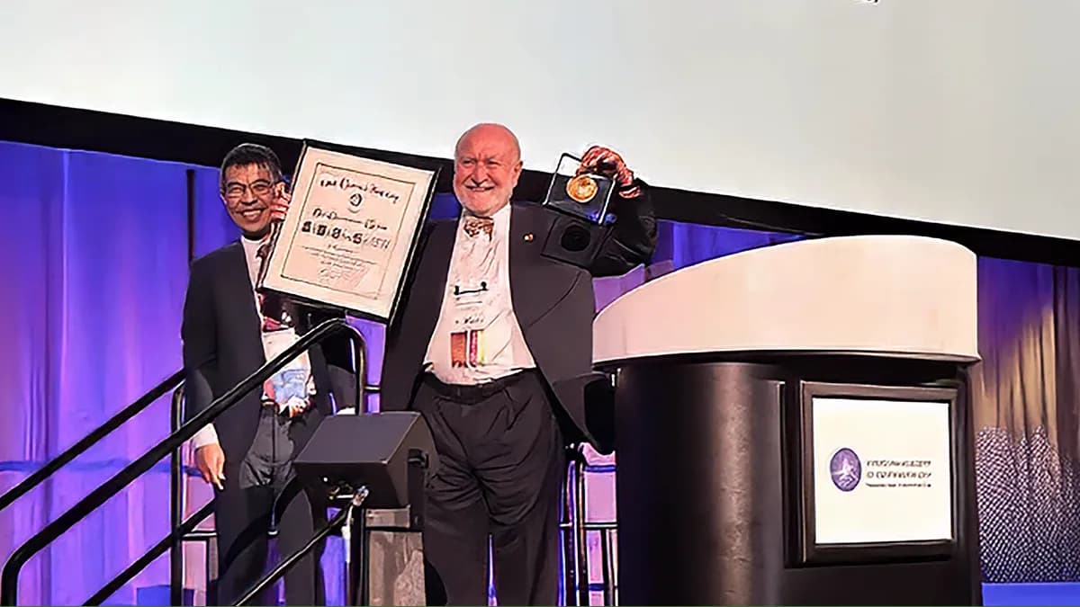 Professor Dr. Dr. Seiler, Erfinder des Augenlaserns und Gründer der YOUSEE erhält die renommierte Castroviejo Medal der American Academy of Ophthalmology (AAO). Diese Auszeichnung wird für herausragende Beiträge in der Hornhaut- und vorderen Augensegmentforschung verliehen.