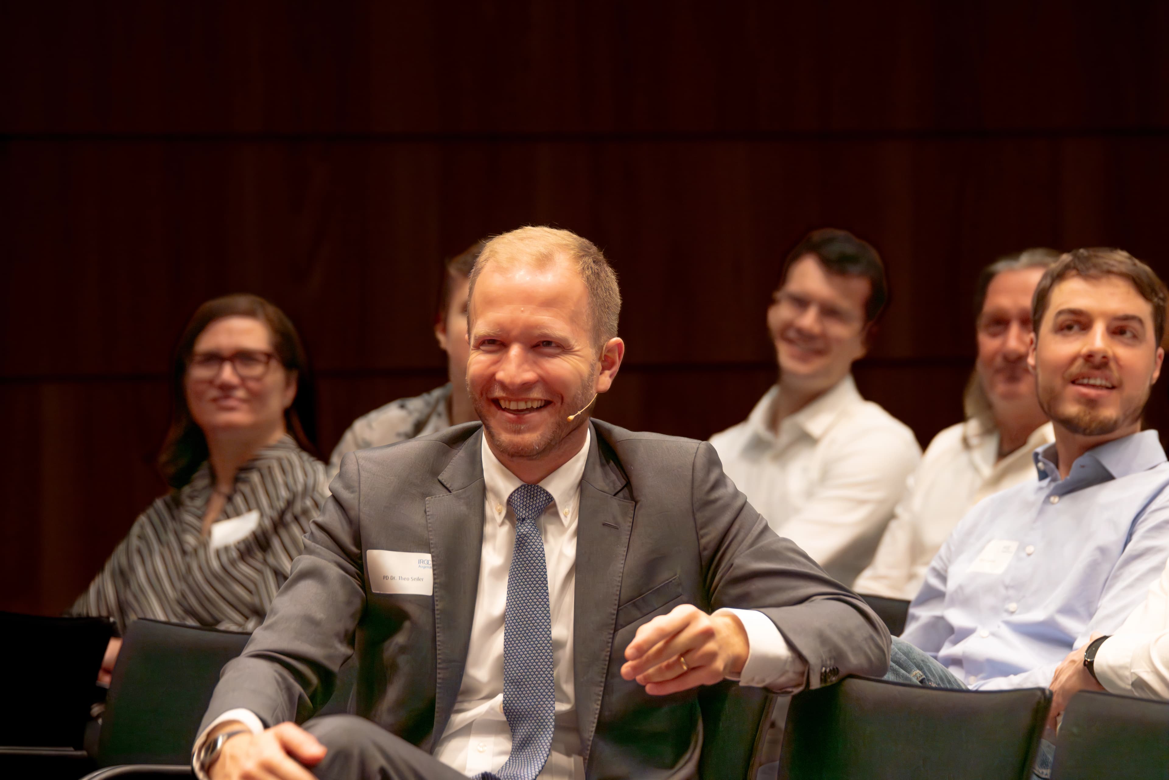 Porträt Priv.-Doz. Dr. med. Theo G. Seiler Chief-Medical Officer der YOUSEE Gruppe als Speaker auf einer Konferenz des IROC Instituts in Zürich.