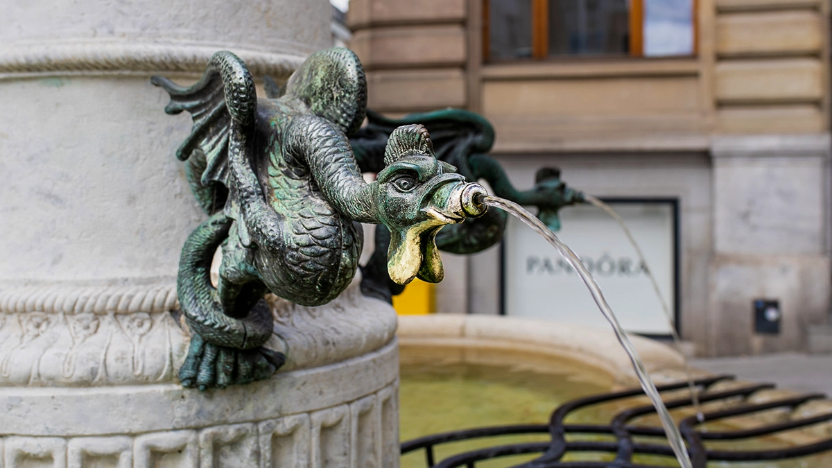 Deine Augen lasern in Basel bei YOUSEE: Ein Brunnen in Drachenform.