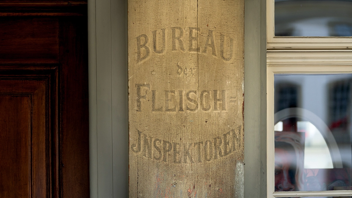 Augenlasern in Bern bei YOUSEE: Historisches Schild Bureau der Fleischinspektoren in der Altstadt von Bern.