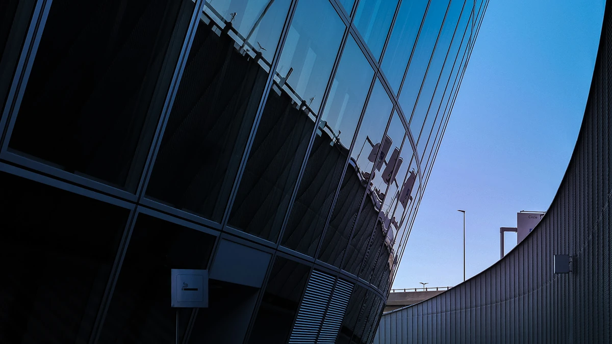Architektonisches Detail des Circle am Flughafen Zürich.