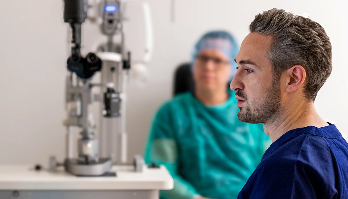 Augenlaser-Operation Vorgespräch: Dr Wendelstein geht noch einmal alles mit dem Patienten durch.