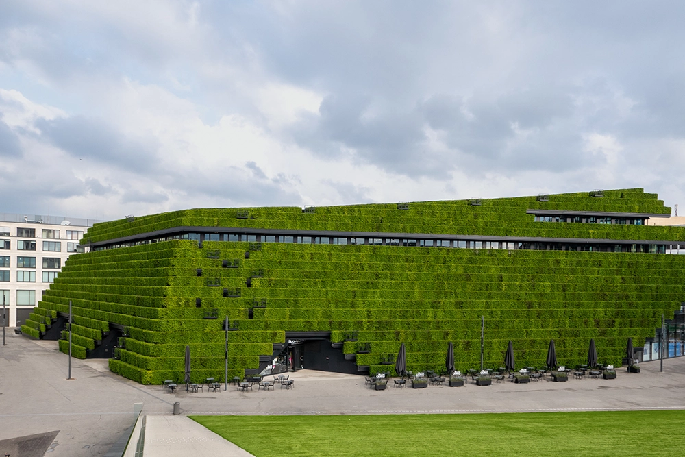 The Kö-Bogen II (also known as “K2”) in downtown Düsseldorf, directly on Gustaf-Gründgens-Platz, is planted with 30,000 hornbeams.