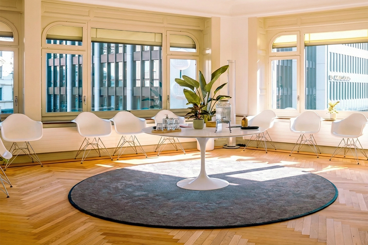 The waiting area at YOUSEE in Zurich, located at Bahnhofstrasse 69.
