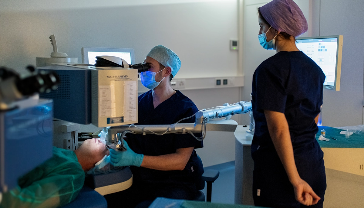 Eye laser surgery at YOUSEE in Bern.