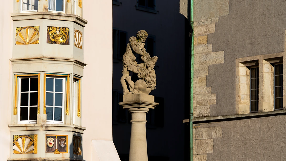Statue in der Altstadt Zürich.